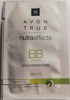 AVON Nutra Effects Mattierende BB-Creme für einen makellosen Teint LSF 15 EXTRA LIGHT - PROBE